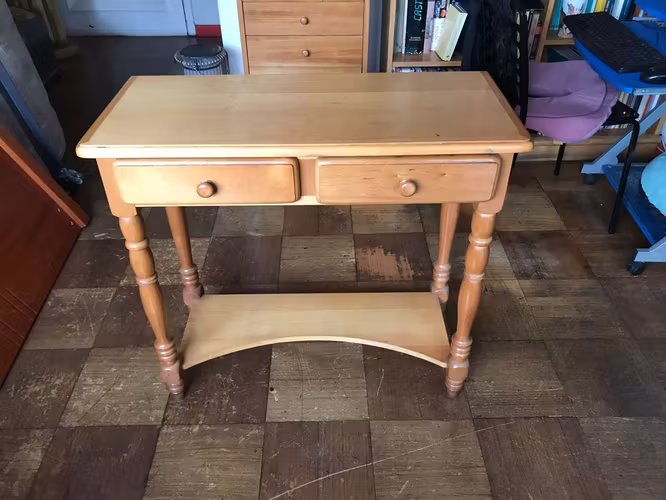 <p>Mesa de arrimo, recibidor de madera Muebles Sur, dos plataformas y dos cajones.</p>