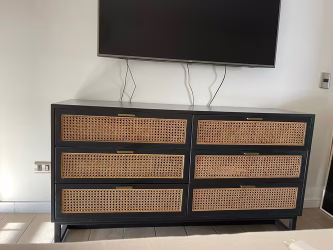 <p>2 Veladores Malta Ratan y 1 Cómoda Malta Ratan casi nuevos</p>