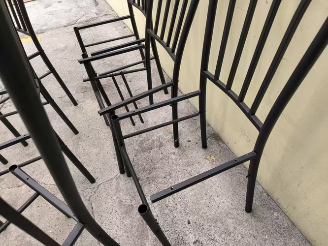 <p>6 sillas comedor mal estado</p>