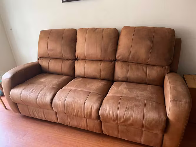 <p>Sofá reclinable tres cuerpos color camel de gamuza</p>