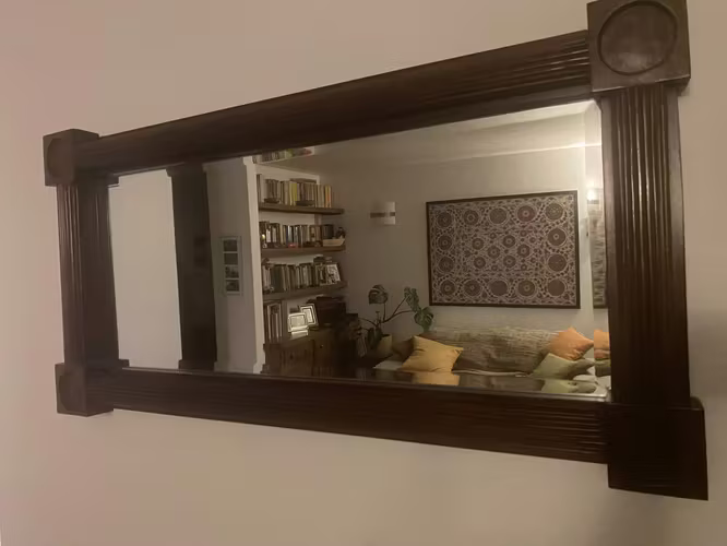 <p>Vendo hermoso espejo</p>