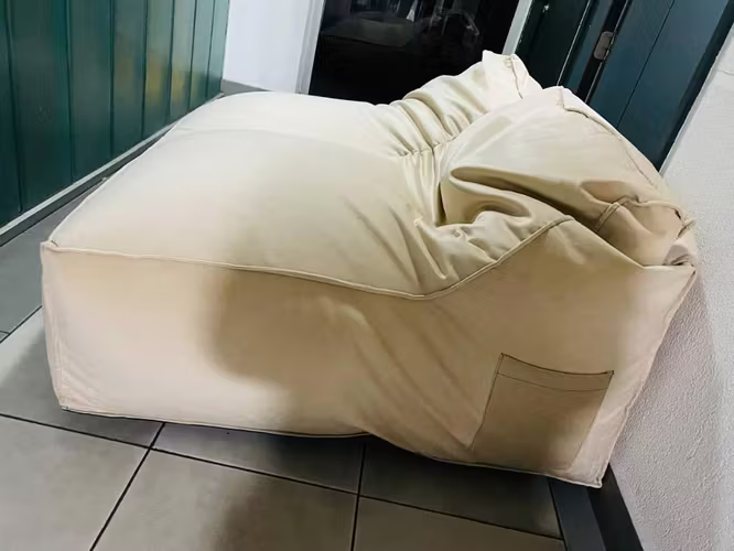 <p>Pouf Beige extra grande perfecto estado</p>