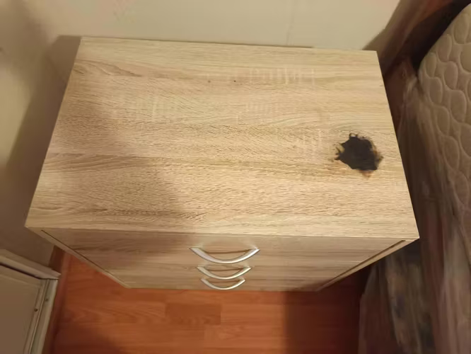 <p>Mesita de noche, 3 cajones</p>