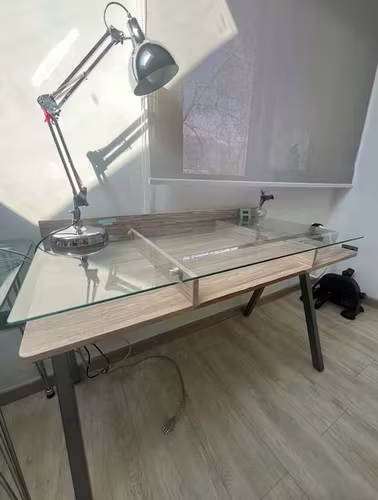 <p>Escritorio de vidrio</p>