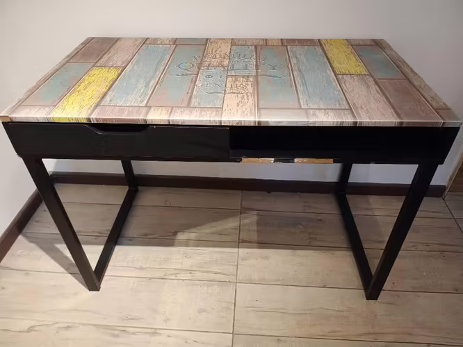 <p>Escritorio base metálica</p>