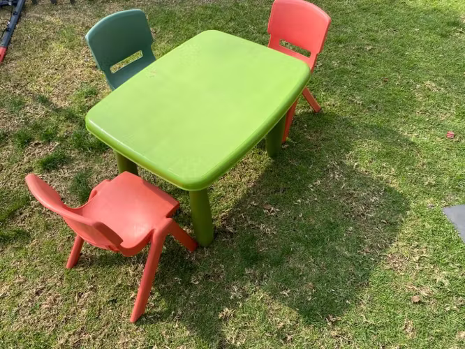 <p>Mesa + 3 sillas para niños</p>