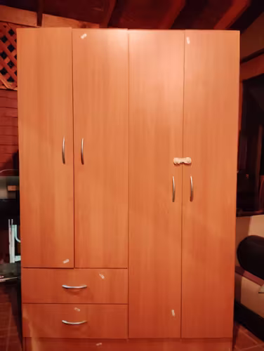 <p>Closet 4 puertas y 2 cajones, DESPACHO GRATIS EN  DE SANTIAGO</p>
