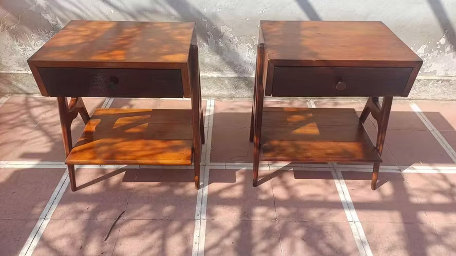 <p>Juego de veladores de madera</p>