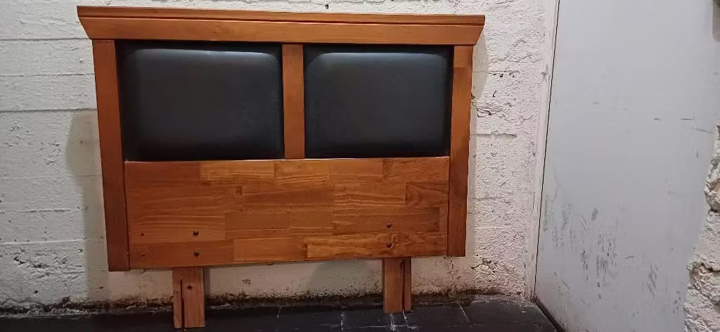 <p>Respaldo de cama 1,5 plaza - madera sólida</p>