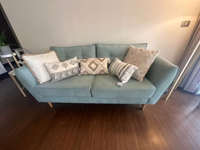 <p>Sofá de tres cuerpos</p>