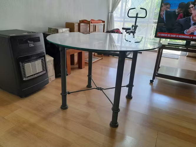 <p>Mesa de vidrio redonda base metálica. Oportunidad</p>