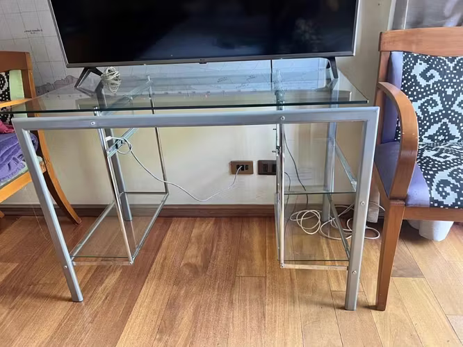 <p>Escritorio de vidrio</p>