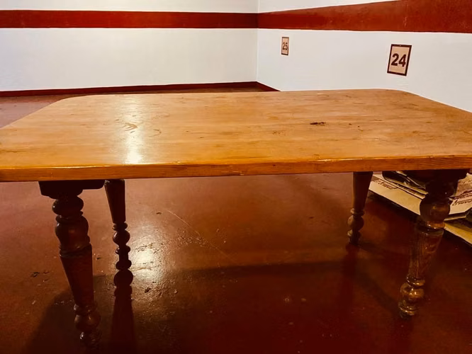 <p>Si aún no tienes dónde comer en navidad? qué mejor que esta mesa de comedor de madera macisa de pino oregón</p>