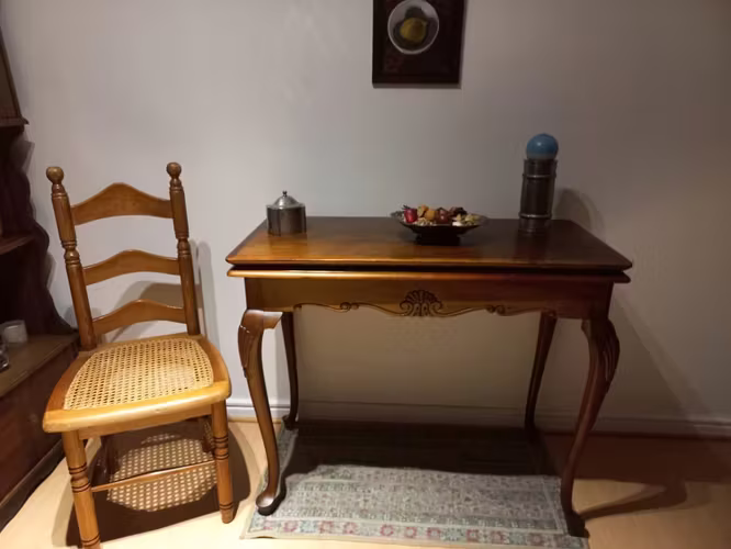 <p>Impecable y práctica mesa de juego</p>