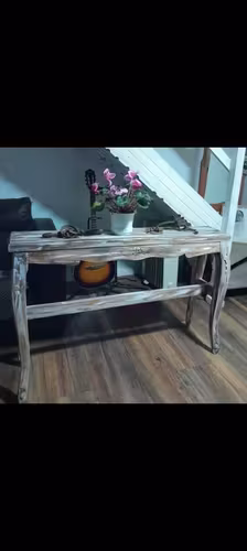 <p>Mesa de arrimo antigua de madera</p>