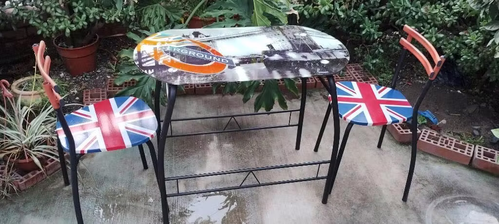 <p>Mesa Pequeña Decorada</p>