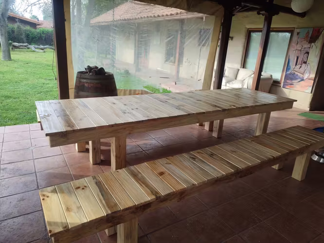 <p>Mesa de madera 3.20 mts de largo con bancas</p>