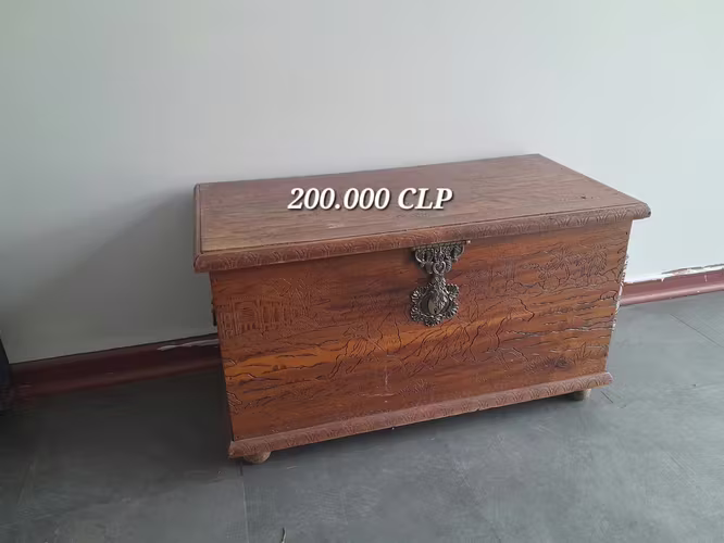 <p>Se vende baúl de madera tallado a mano</p>