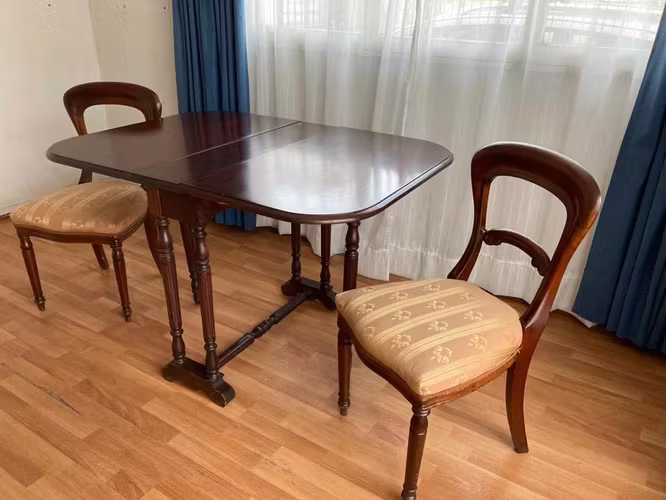 <p>Mesa arrimo extensible antigua y 2 sillas</p>