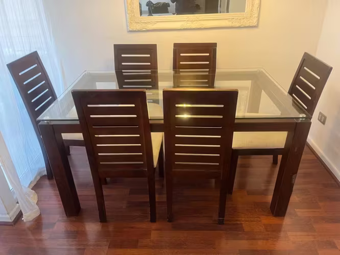 <p>Mesa de madera con cubierta de vidrio de 6 sillas</p>