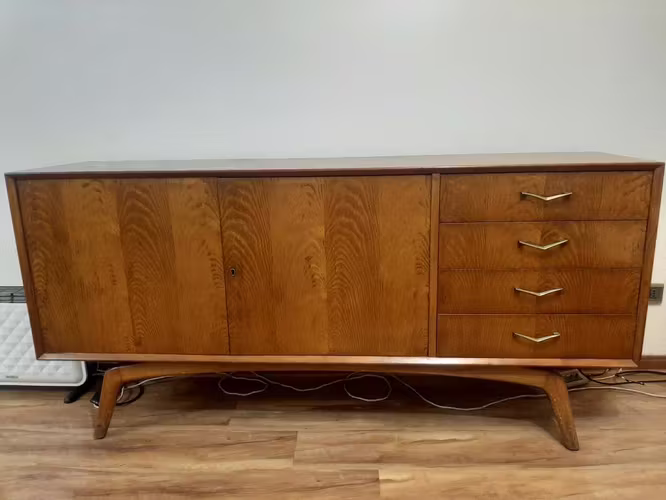 <p>Mesa comedor con 6 sillas, Biffet grande, lamparas de techo, minicomponente con mueble</p>