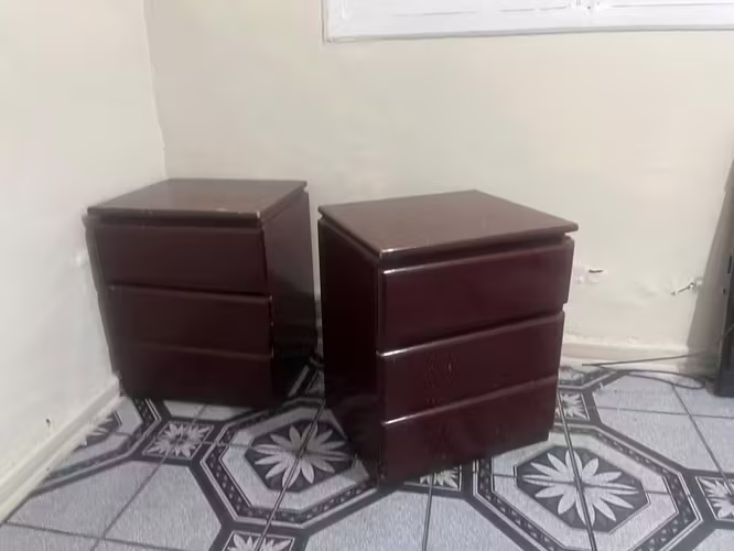 <p>Vendo 2 veladores impecables $20000 los 2 La Cisterna</p>