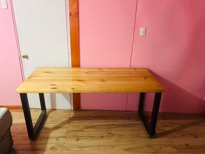 <p>Mesa de madera</p>