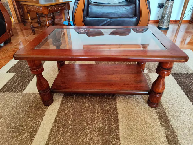 <p>Mesa de centro y mesas laterales</p>