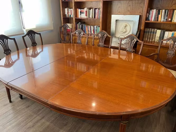 <p>Mesa comedor y 12 sillas.</p>