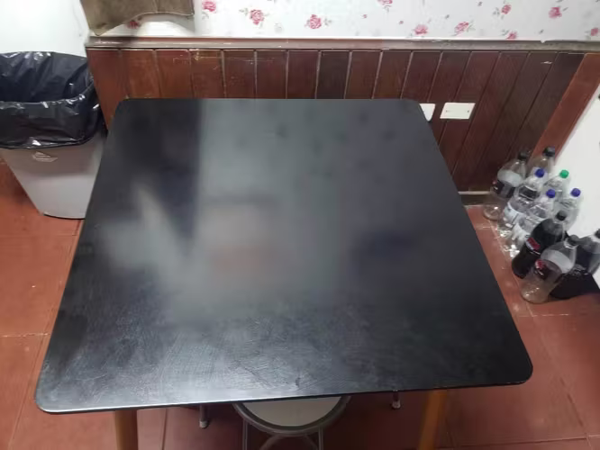 <p>Comedor con 4 pisos como nuevo</p>