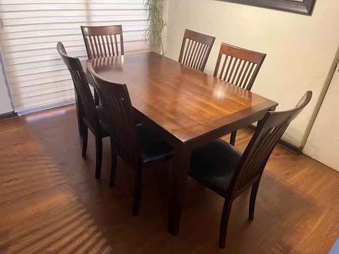 <p>Juego de comedor 7 piezas Ashley furniture</p>