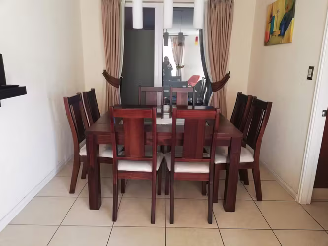 <p>Se vende comedor buen estado</p>