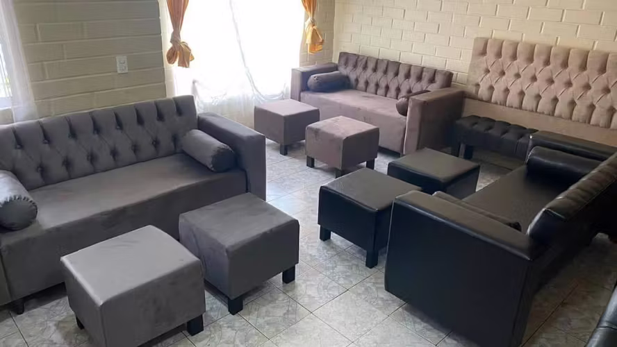 <p>Sofá capitone nuevo + 2 puff</p>