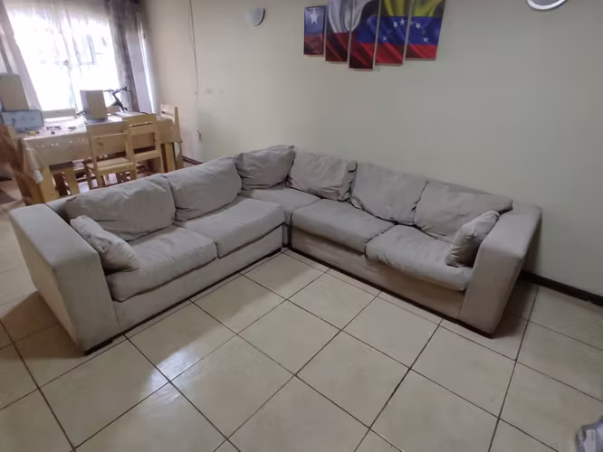 <p>Sofá en buen estado</p>