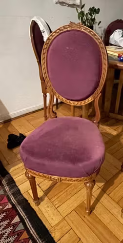 <p>Vendo 4 sillas</p>