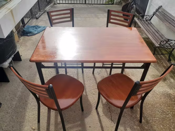 <p>VENDO COMEDOR 4 SILLAS</p>