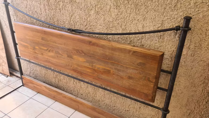 <p>Respaldo de Cama de 2,5 plaza de fierro y madera 4cmt espesor</p>