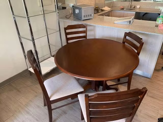 <p>Mesa Comedor y 4 sillas</p>