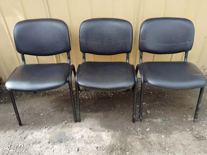 <p>3 sillas en excelente estado</p>