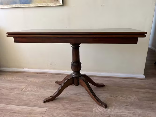 <p>Mesa arrimo plegable antigua</p>