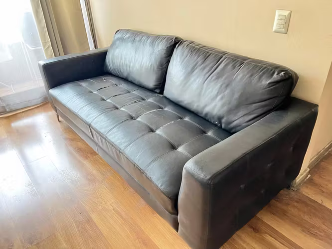 <p>Sofa Negro Cuerina</p>