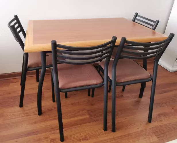 <p>Mesa comedor con 4 sillas</p>