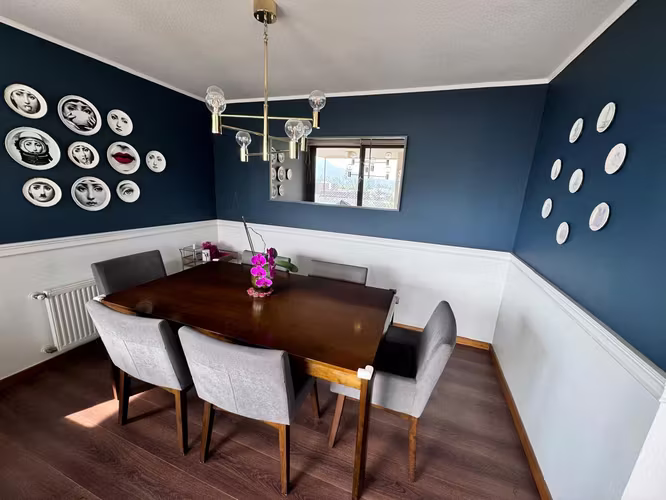 <p>Mesa comedor de 6 puestos en madera con sillas + mesa auxiliar</p>