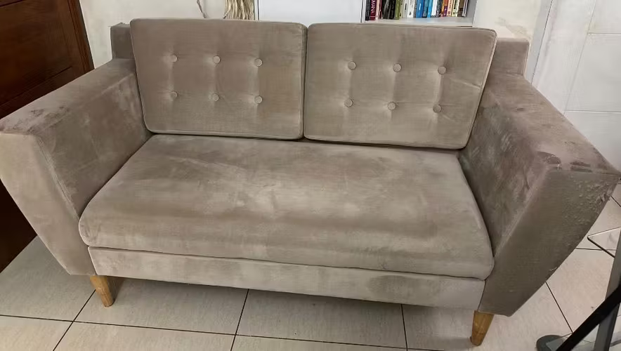 <p>Hermoso Sofá 2 cuerpos</p>