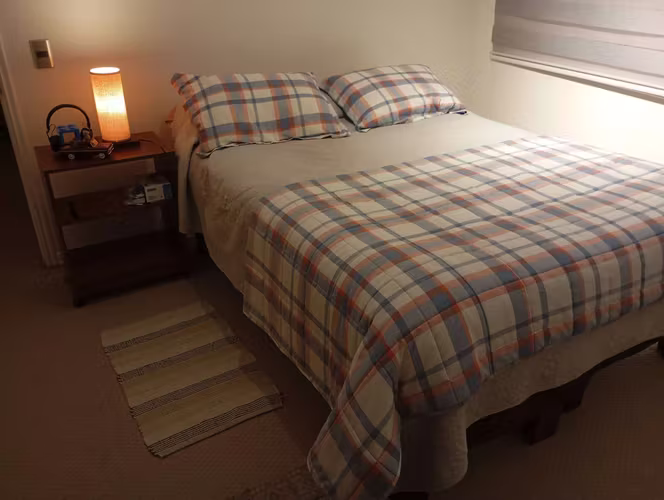 <p>HERMOSA CAMA DOS PLAZAS MUY POCO USO</p>