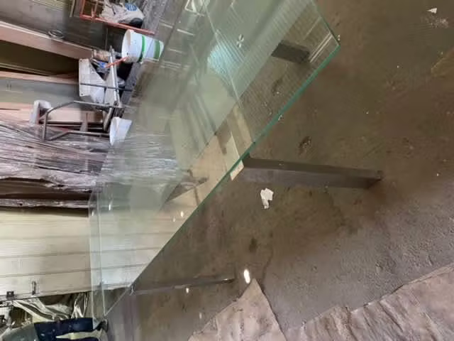 <p>Mesa de cristal</p>