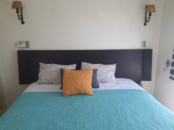 <p>Cama Rosen tamaño king y living seccional blanco</p>