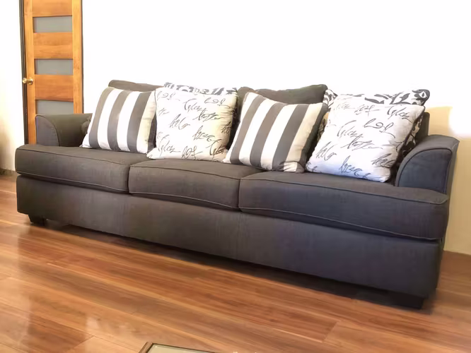 <p>Sofá 2,4 mts Ashley Levon</p>