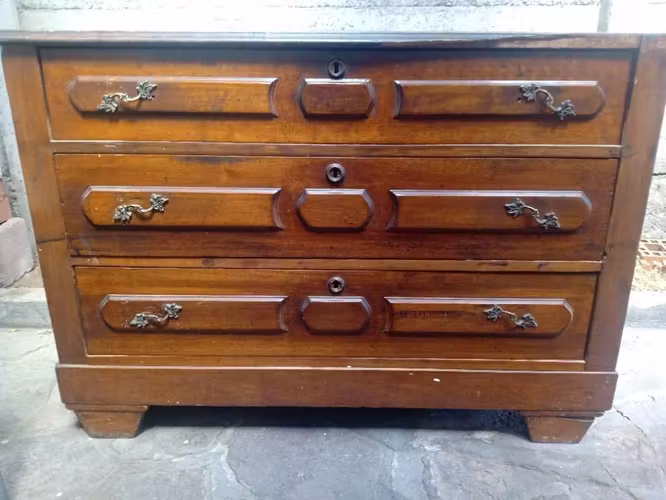 <p>Cómoda antigua</p>