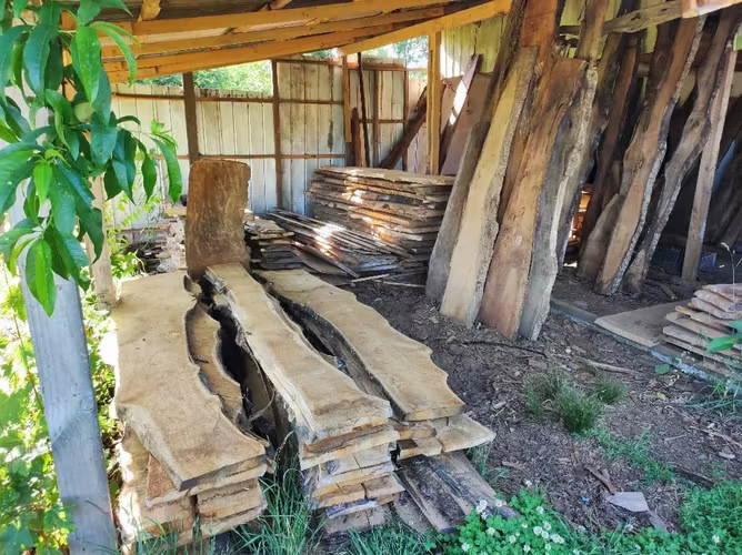 <p>Lote de cantoneras ,tablones , retazos nativos</p>